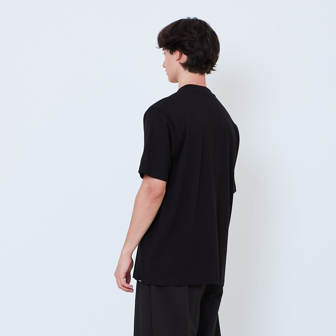 Men Essential Tee - Black - SM2605083D